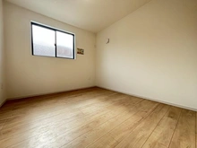 【東京都/小平市仲町】小平市仲町 新築戸建 洋室：階段右横の約5.2帖