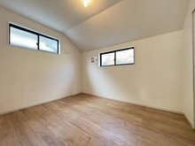 【東京都/小平市仲町】小平市仲町 新築戸建 洋室：階段左横の約5.2帖