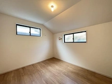 【東京都/小平市仲町】小平市仲町 新築戸建 洋室：階段左横の約5.2帖