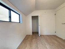 【東京都/小平市仲町】小平市仲町 新築戸建 洋室：階段左横の約5.2帖の洋室の収納開放時