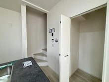 【東京都/国分寺市高木町】国分寺市高木町1丁目（2号棟）　新築戸建 収納：1Fキッチン横