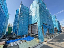 【東京都/国分寺市高木町】国分寺市高木町1丁目（3号棟）　新築戸建 建築中の外観：全3棟現場（写真中央）