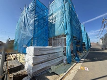 【東京都/国分寺市高木町】国分寺市高木町1丁（4号棟）　新築戸建 建築中の外観：全3棟現場（写真中央）