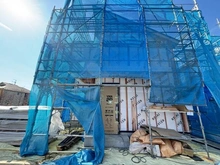 【東京都/国分寺市高木町】国分寺市高木町1丁（4号棟）　新築戸建 建築中の外観：全3棟現場（写真中央）