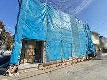 【東京都/国分寺市西町】国分寺市西町1丁目（1号棟）　新築戸建 建築中の外観：全2棟現場（写真中央）