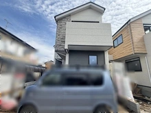 【東京都/小金井市緑町】小金井市緑町3丁目（1号棟）　新築戸建 建築中の外観：全2棟現場（1号棟）
※写真中央