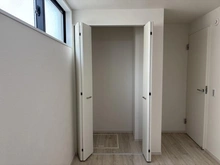 【東京都/小金井市緑町】小金井市緑町3丁目（1号棟）　新築戸建 サービスルーム（納戸）：約5.5帖の納戸にある収納