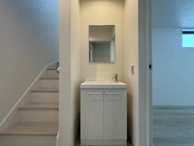 【東京都/小金井市緑町】小金井市緑町3丁目（1号棟）　新築戸建 セカンド洗面：1F階段横