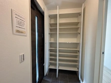 【東京都/日野市多摩平】日野市多摩平3丁目（1号棟）　新築戸建 玄関：玄関横の収納