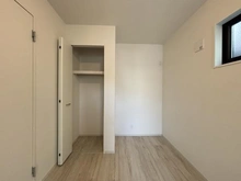 【東京都/日野市多摩平】日野市多摩平3丁目（1号棟）　新築戸建 収納：約5.2帖の洋室の収納開放時