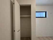 【東京都/日野市多摩平】日野市多摩平3丁目（1号棟）　新築戸建 収納：約4帖の納戸にある収納開放時