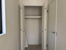 【東京都/日野市多摩平】日野市多摩平3丁目（1号棟）　新築戸建 収納：約6.1帖の洋室の収納開放時