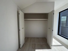 【東京都/日野市多摩平】日野市多摩平3丁目（1号棟）　新築戸建 収納：2F約6.1帖の洋室の収納開放時