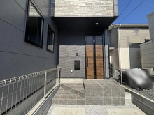 【東京都/日野市多摩平】日野市多摩平3丁目（2号棟）　新築戸建 アプローチ：全2現場（2号棟）※写真中央