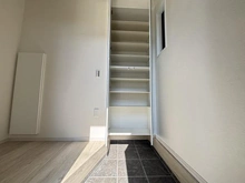 【東京都/日野市多摩平】日野市多摩平3丁目（2号棟）　新築戸建 玄関：玄関横の収納