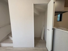 【東京都/日野市多摩平】日野市多摩平3丁目（2号棟）　新築戸建 収納：約16.6帖のキッチン横の収納