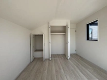 【東京都/日野市多摩平】日野市多摩平3丁目（2号棟）　新築戸建 収納：約7.2帖の洋室の収納開放時