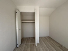 【東京都/日野市多摩平】日野市多摩平3丁目（2号棟）　新築戸建 収納：約6.7帖の洋室の収納開放時