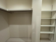 【東京都/小平市小川町】小平市小川町1丁目（1号棟）　新築戸建 収納：洗面所の横にあるファミリークローゼット