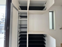 【東京都/国立市青柳】国立市青柳1丁目（2号棟）　新築戸建 収納：玄関横