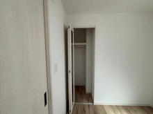 【東京都/国立市青柳】国立市青柳1丁目（2号棟）　新築戸建 収納：約5.0帖の洋室にある収納