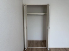 【東京都/国立市青柳】国立市青柳1丁目（2号棟）　新築戸建 収納：約6.87帖の洋室にある収納