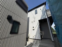 【東京都/国立市泉】国立市泉3丁目（2号棟）　新築戸建 建築中の外観：全5棟現場（2号棟）※写真中央