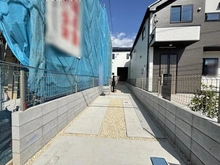 【東京都/国立市泉】国立市泉3丁目（4号棟）　新築戸建 建築中の外観：全5棟現場（4号棟）※写真中央奥側