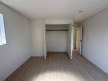 【東京都/国分寺市西町】国分寺市西町5丁目（1号棟）　新築戸建 収納：約8.5帖の洋室内