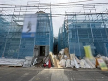 【東京都/江戸川区西篠崎】江戸川区西篠崎1丁目 新築戸建C号棟 建築中の外観：写真左側(全5区画)