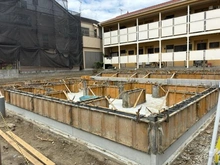 【東京都/江戸川区松本】江戸川区松本一丁目　新築戸建　A号棟 建築中の外観：全2棟
写真手前側（左側）