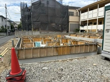 【東京都/江戸川区松本】江戸川区松本一丁目　新築戸建　A号棟 建築中の外観：全2棟
写真左側