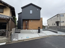 【埼玉県/所沢市大字下安松】所沢市下安松　新築戸建　1号棟 外観：全2棟現場／写真中央