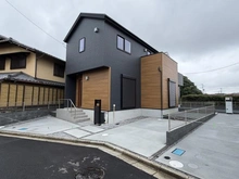 【埼玉県/所沢市大字下安松】所沢市下安松　新築戸建　1号棟 外観：全2棟現場／写真中央