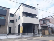 【神奈川県/川崎市川崎区大島】川崎区大島5期1号棟 建築中の外観：全3区画
写真中央の物件