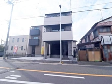【神奈川県/川崎市川崎区大島】川崎区大島5期1号棟 建築中の外観：全3区画
写真中央の物件