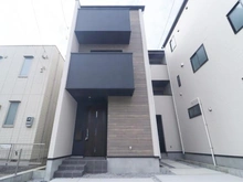 【神奈川県/川崎市川崎区大島】川崎区大島5期3号棟 建築中の外観：全3区画
写真中央の物件