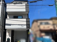 【神奈川県/横浜市鶴見区上末吉】横浜市鶴見区上末吉5丁目　新築戸建　B号棟 外観：2つ並んでいる建物のうち、前の道路から見て左側がB号棟／全2棟