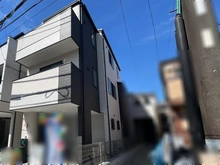 【神奈川県/横浜市鶴見区上末吉】横浜市鶴見区上末吉5丁目　新築戸建　B号棟 外観：2つ並んでいる建物のうち、前の道路から見て左側がB号棟／全2棟