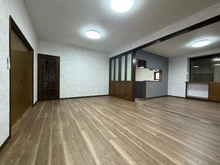 【神奈川県/横浜市鶴見区梶山】鶴見区梶山二丁目　中古戸建 リビング・ダイニング：洋室約13帖から見たリビング・ダイニング
左：洋室