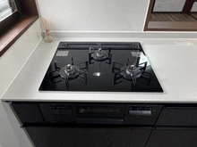 【神奈川県/横浜市鶴見区梶山】鶴見区梶山二丁目　中古戸建 キッチン：三口コンロ