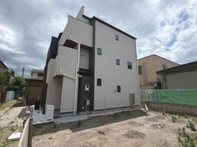 【神奈川県/川崎市川崎区昭和】川崎区昭和1丁目　2号棟　新築戸建て　 外観：全2棟／2号棟（写真中央）