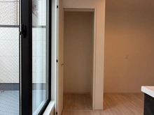 【神奈川県/川崎市川崎区鋼管通】川崎区鋼管通3丁目　 新築戸建　2号棟 収納：キッチン後ろ、バルコニー窓の横の収納