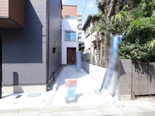 【神奈川県/川崎市川崎区中島】川崎市川崎区中島2丁目　B号棟 外観：全2棟現場
写真中央の白い建物です。