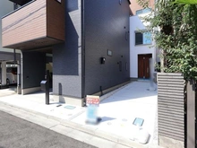 【神奈川県/川崎市川崎区中島】川崎市川崎区中島2丁目　B号棟 外観：全2棟現場
写真中央の白い建物です。