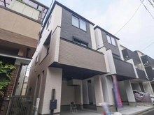 【神奈川県/川崎市幸区塚越】川崎市幸区塚越2丁目　新築分譲住宅2号棟 外観：全2棟現場
地上部分にパイプ椅子が置いてある物件が対象物件です。