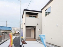 【大阪府/茨木市宿川原町】茨木市宿川原町1期2号地　新築戸建 外観：全3区画　写真中央