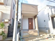 【大阪府/高槻市西冠】高槻市西冠1期1号棟　新築戸建 建築中の外観：全2棟
左側