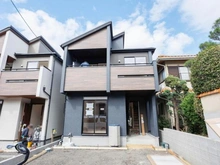 【大阪府/枚方市渚東町】枚方市渚東町　新築戸建て　2号棟 建築中の外観：全2区画右側