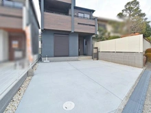 【大阪府/枚方市渚東町】枚方市渚東町　新築戸建て　2号棟 駐車場：全2区画右側（写真中央）